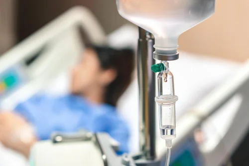 женщина под капельницей ацесоли