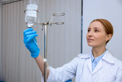 врач ставит капельницу для детоксикации наркозависимых