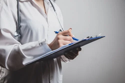 врач записывает рекомендации по лечению тревожного расстройства